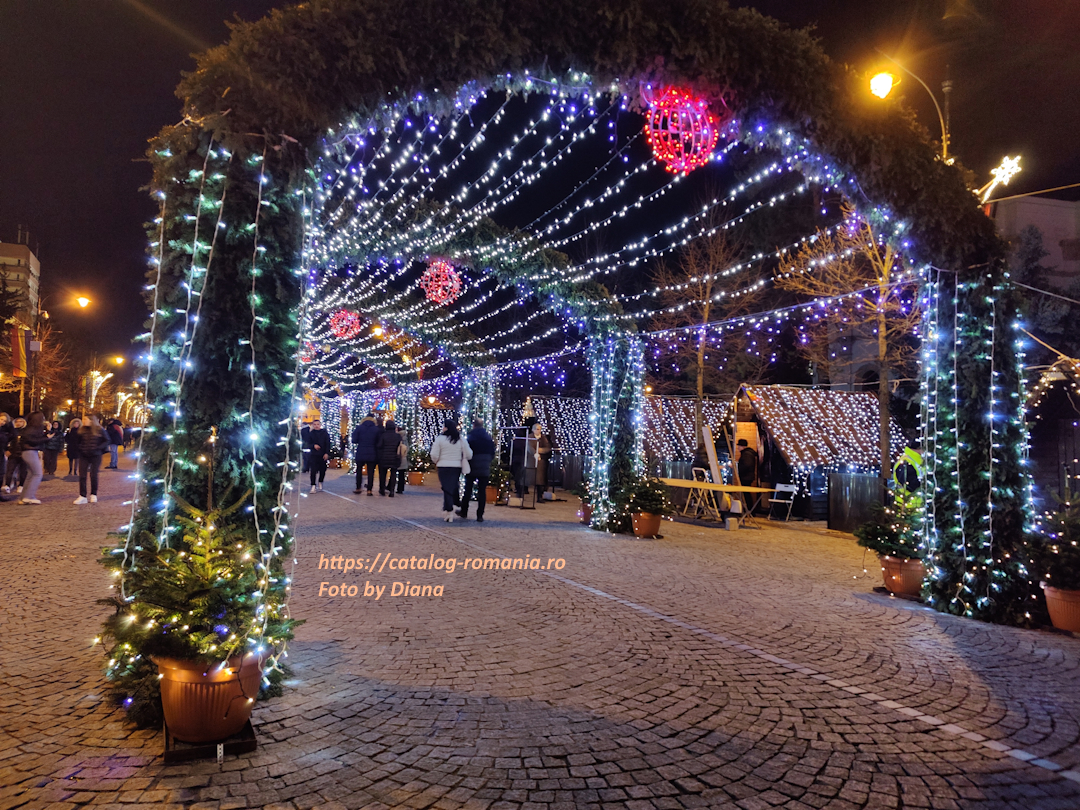 La targul de Craciun in Iasi - colorat bolta ghirlanda luminoasa piata targ craciun Iasi fotografie Diana