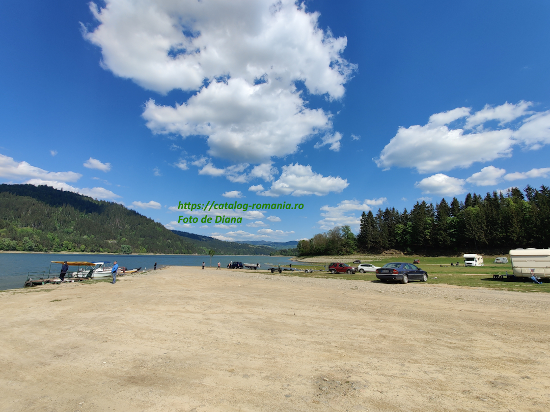 lac bicaz parcare rulota masina pamant nori cer fotografie fotograf Diana